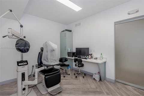 Commercial property in Hollywood, Florida № 1860996 - photo 27