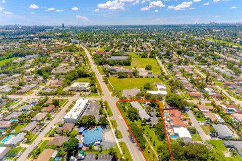 Commercial property in Hollywood, Florida № 1860996 - photo 12