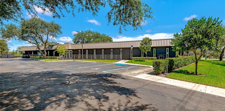 Commercial property in Hollywood, Florida № 1860996