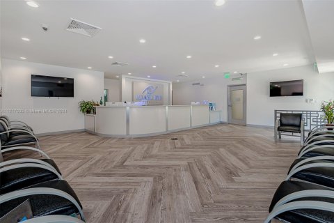 Commercial property in Hollywood, Florida № 1860996 - photo 18