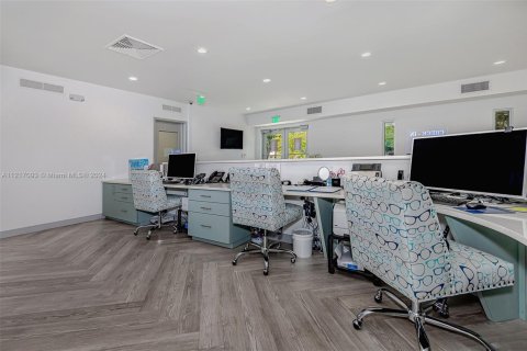Commercial property in Hollywood, Florida № 1860996 - photo 22