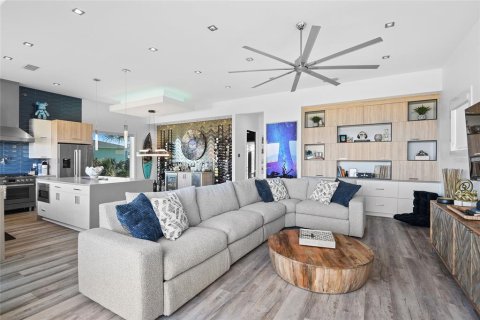 House in New Smyrna Beach, Florida 6 bedrooms, 350.98 sq.m. № 1516620 - photo 9