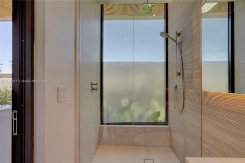 House in Key Biscayne, Florida 5 bedrooms, 347.64 sq.m. № 1712883 - photo 12