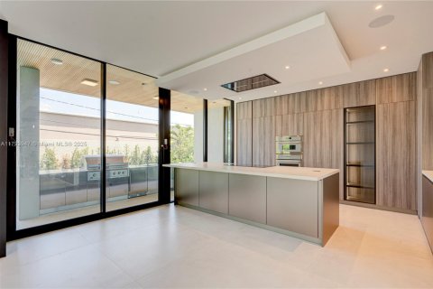 House in Key Biscayne, Florida 5 bedrooms, 347.64 sq.m. № 1712883 - photo 22