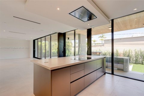 House in Key Biscayne, Florida 5 bedrooms, 347.64 sq.m. № 1712883 - photo 25