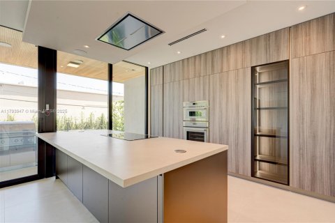 House in Key Biscayne, Florida 5 bedrooms, 347.64 sq.m. № 1712883 - photo 24