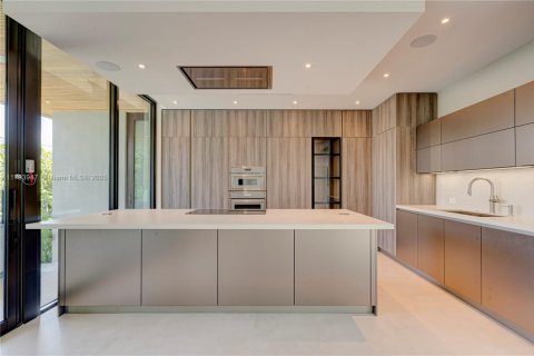 House in Key Biscayne, Florida 5 bedrooms, 347.64 sq.m. № 1712883 - photo 23