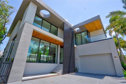 House in Key Biscayne, Florida 5 bedrooms, 347.64 sq.m. № 1712883 - photo 6