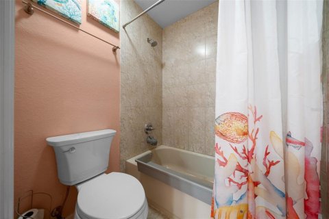 Купить виллу или дом в Белвью, Флорида 11 комнат, 242.75м2, № 2221073 - фото 18
