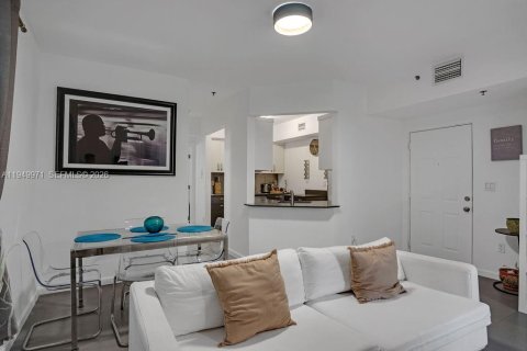 Condo in Miami Beach, Florida, 2 bedrooms  № 2089200 - photo 8