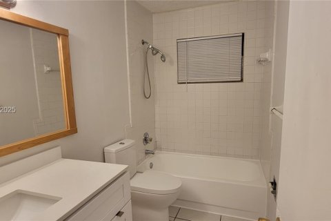 Casa en alquiler en Dania Beach, Florida, 1 dormitorio, 66.7 m2 № 2054756 - foto 11