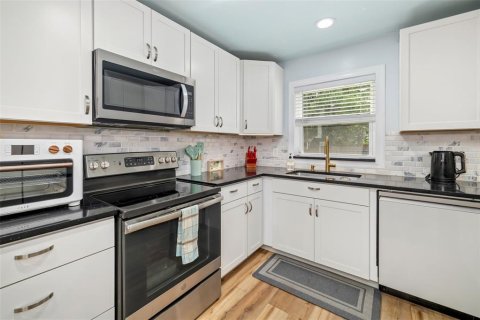 Villa ou maison à vendre à Sarasota, Floride: 2 chambres, 88.44 m2 № 2093791 - photo 8