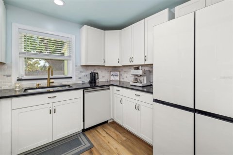 Villa ou maison à vendre à Sarasota, Floride: 2 chambres, 88.44 m2 № 2093791 - photo 9