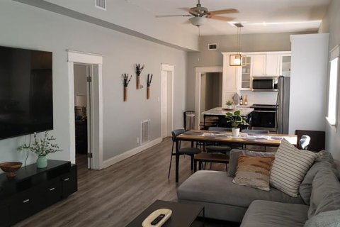 House in Tampa, Florida 4 bedrooms, 160.54 sq.m. № 1877100 - photo 2