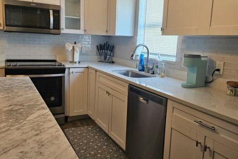 House in Tampa, Florida 4 bedrooms, 160.54 sq.m. № 1877100 - photo 6