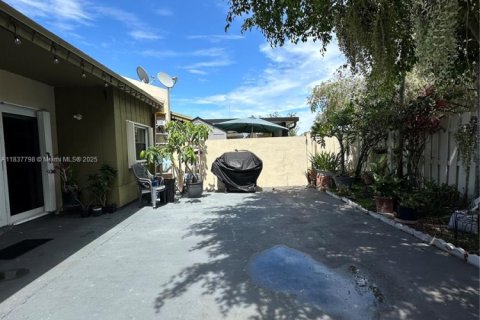 Townhouse in Miami, Florida 3 bedrooms, 118.54 sq.m. № 1823451 - photo 15