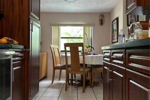 Townhouse in Miami, Florida 3 bedrooms, 118.54 sq.m. № 1823451 - photo 7