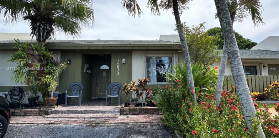 Townhouse in Miami, Florida 3 bedrooms, 118.54 sq.m. № 1823451