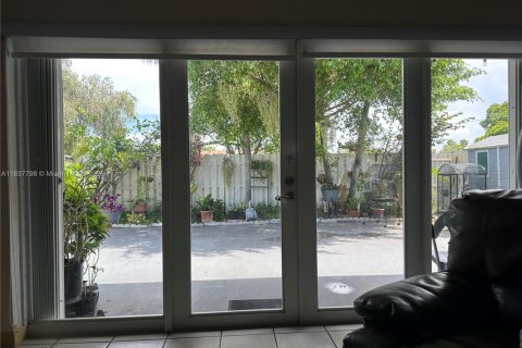 Townhouse in Miami, Florida 3 bedrooms, 118.54 sq.m. № 1823451 - photo 5