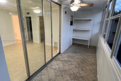 Condo in North Miami, Florida, 1 bedroom  № 1964762 - photo 12