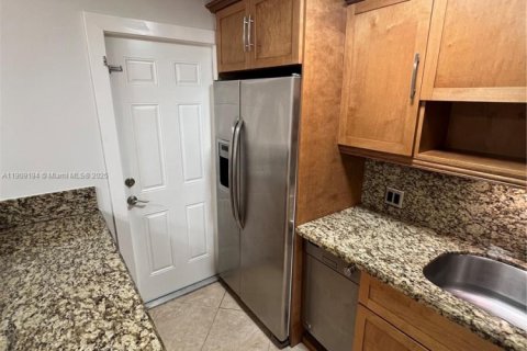 Condo in North Miami, Florida, 1 bedroom  № 1964762 - photo 3