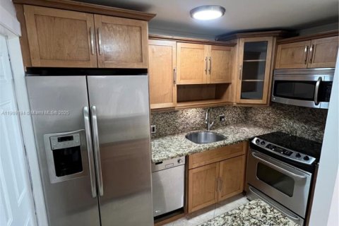 Condo in North Miami, Florida, 1 bedroom  № 1964762 - photo 1