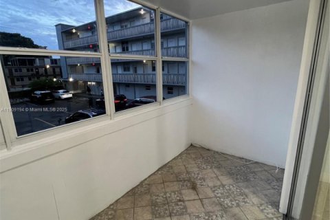 Condo in North Miami, Florida, 1 bedroom  № 1964762 - photo 11