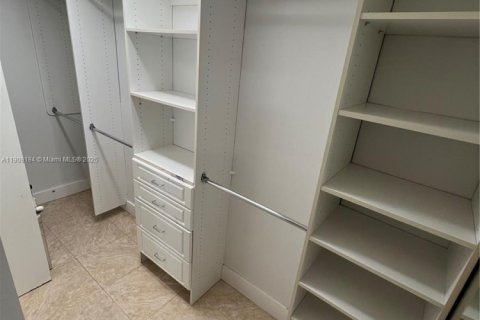 Condo in North Miami, Florida, 1 bedroom  № 1964762 - photo 10