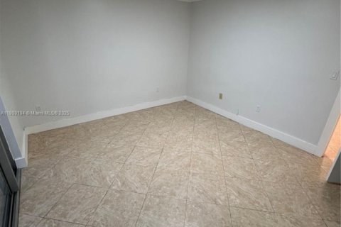 Condo in North Miami, Florida, 1 bedroom  № 1964762 - photo 8