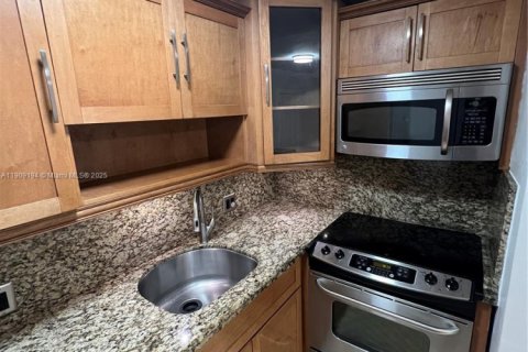 Condo in North Miami, Florida, 1 bedroom  № 1964762 - photo 2