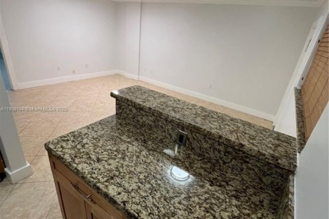 Condo in North Miami, Florida, 1 bedroom  № 1964762 - photo 4