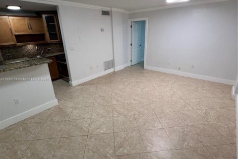 Condo in North Miami, Florida, 1 bedroom  № 1964762 - photo 5