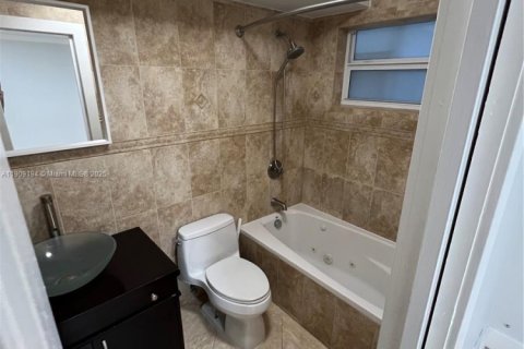Condo in North Miami, Florida, 1 bedroom  № 1964762 - photo 9