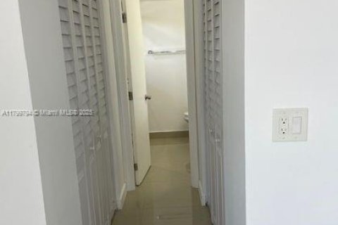 Copropriété à louer à North Miami Beach, Floride: 2 chambres, 96.62 m2 № 1938009 - photo 13