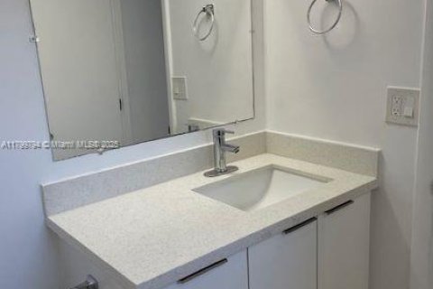 Condo in North Miami Beach, Florida, 2 bedrooms  № 1938009 - photo 15