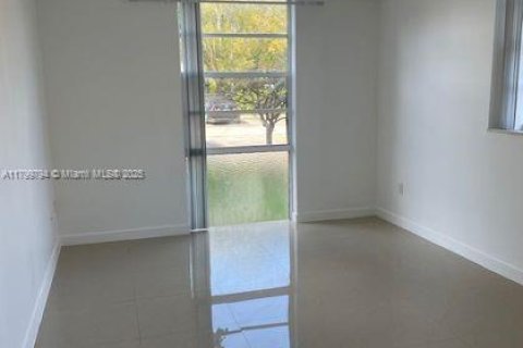 Condo in North Miami Beach, Florida, 2 bedrooms  № 1938009 - photo 12