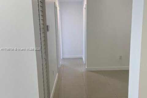 Copropriété à louer à North Miami Beach, Floride: 2 chambres, 96.62 m2 № 1938009 - photo 7