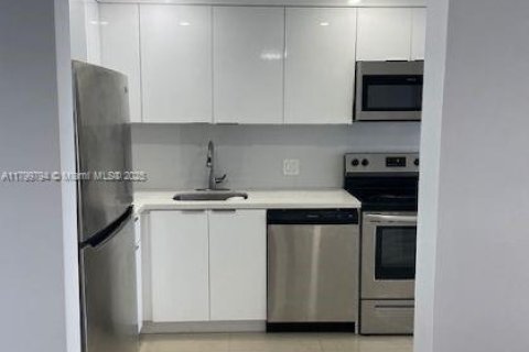 Condo in North Miami Beach, Florida, 2 bedrooms  № 1938009 - photo 2