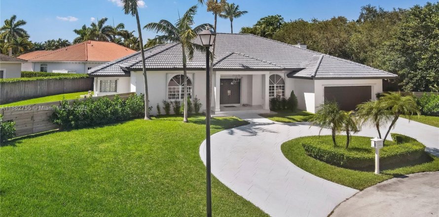 House in Palmetto Bay, Florida 6 bedrooms, 383.13 sq.m. № 1931872
