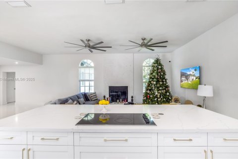 House in Palmetto Bay, Florida 6 bedrooms, 383.13 sq.m. № 1931872 - photo 11