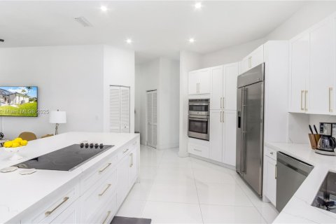 House in Palmetto Bay, Florida 6 bedrooms, 383.13 sq.m. № 1931872 - photo 8