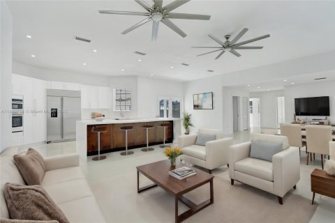 House in Palmetto Bay, Florida 6 bedrooms, 383.13 sq.m. № 1931872 - photo 10