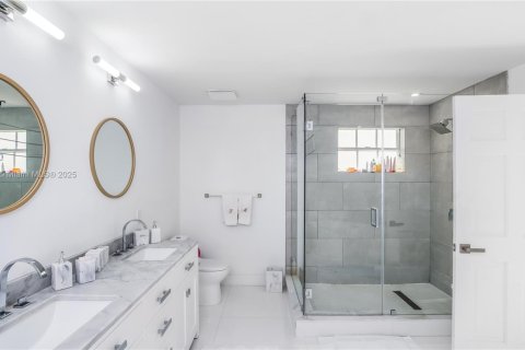 House in Palmetto Bay, Florida 6 bedrooms, 383.13 sq.m. № 1931872 - photo 14