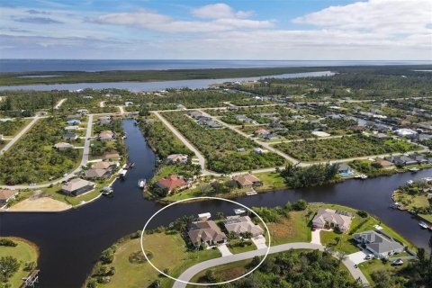 Villa ou maison à vendre à Port Charlotte, Floride: 4 chambres, 244.15 m2 № 864817 - photo 1