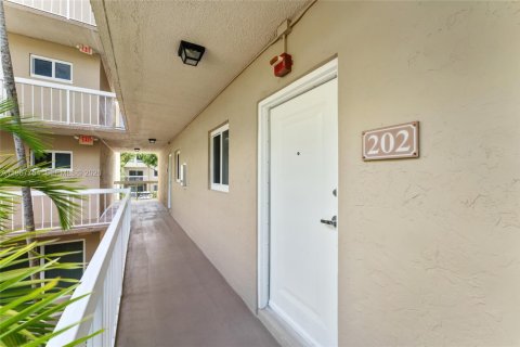Condominio en alquiler en Miami, Florida, 2 dormitorios, 74.69 m2 № 2029143 - foto 2