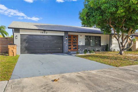 Villa ou maison à vendre à Deerfield Beach, Floride: 3 chambres, 171.31 m2 № 1976699 - photo 2