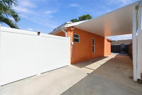 Villa ou maison à vendre à Sarasota, Floride: 3 chambres, 123.37 m2 № 2416665 - photo 8
