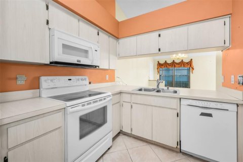 House in Palm Harbor, Florida 2 bedrooms, 79.34 sq.m. № 2237847 - photo 10