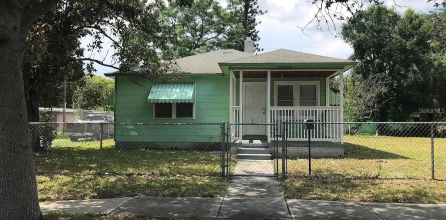 House in Saint Petersburg, Florida 2 bedrooms, 74.14 sq.m. № 2220585
