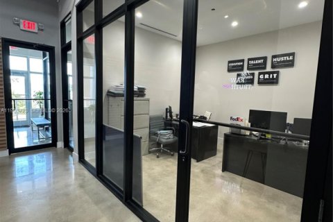 Commercial property in Sweetwater, Florida № 2026724 - photo 15